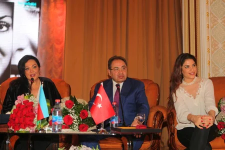 Abel Məhərrəmov Türkan Şoraya BDU-nun qızıl medalını təqdim edib