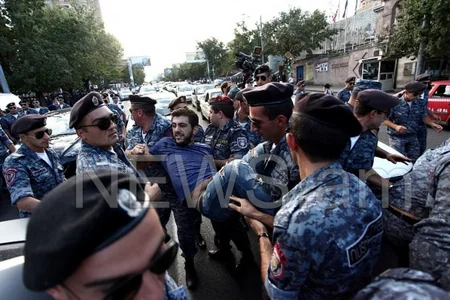 ​В Ереване между демонстрантами и полицейскими произошла стычка