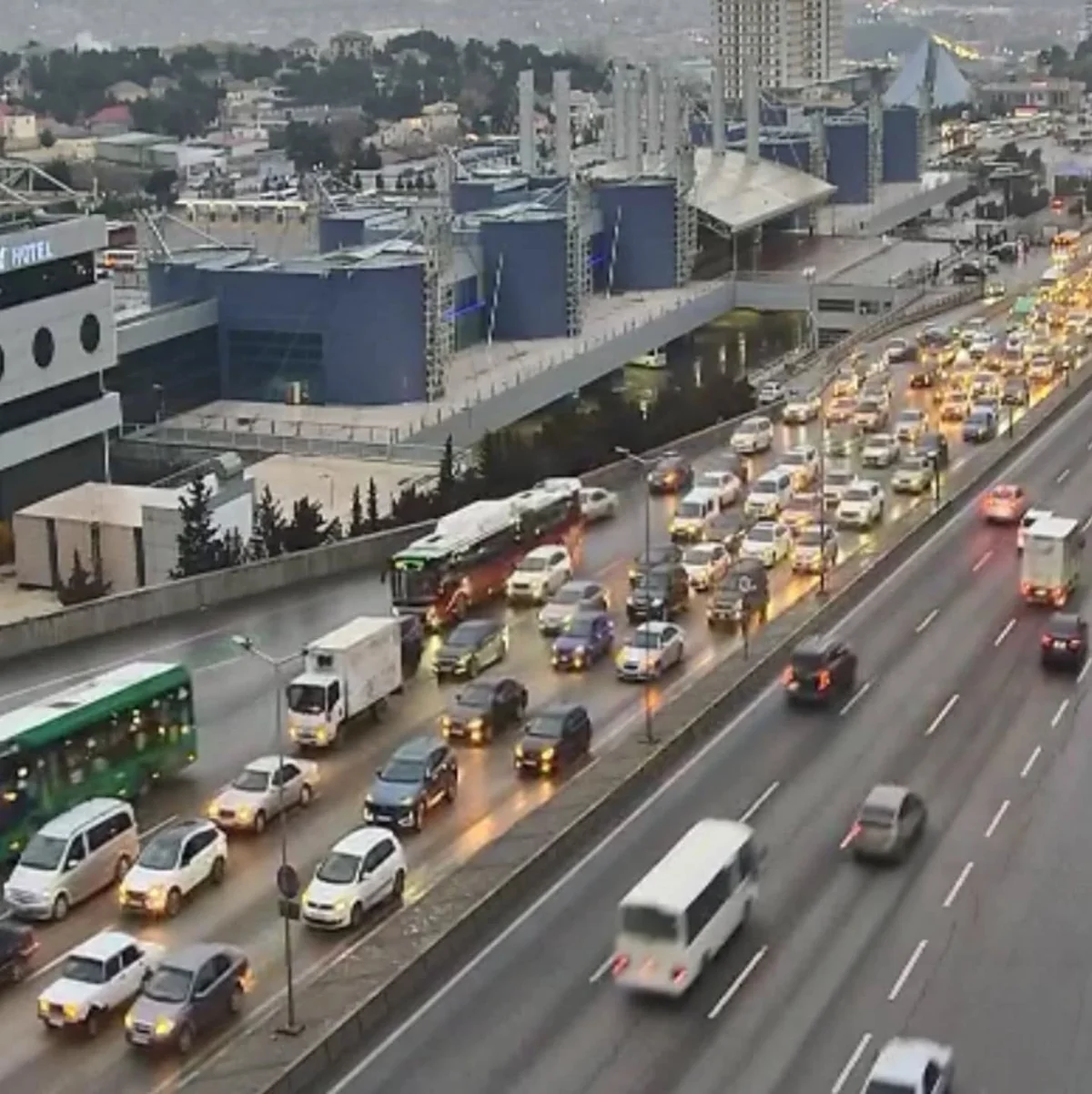 Bakının bir sıra yollarında nəqliyyatın hərəkətində problem yaranıb