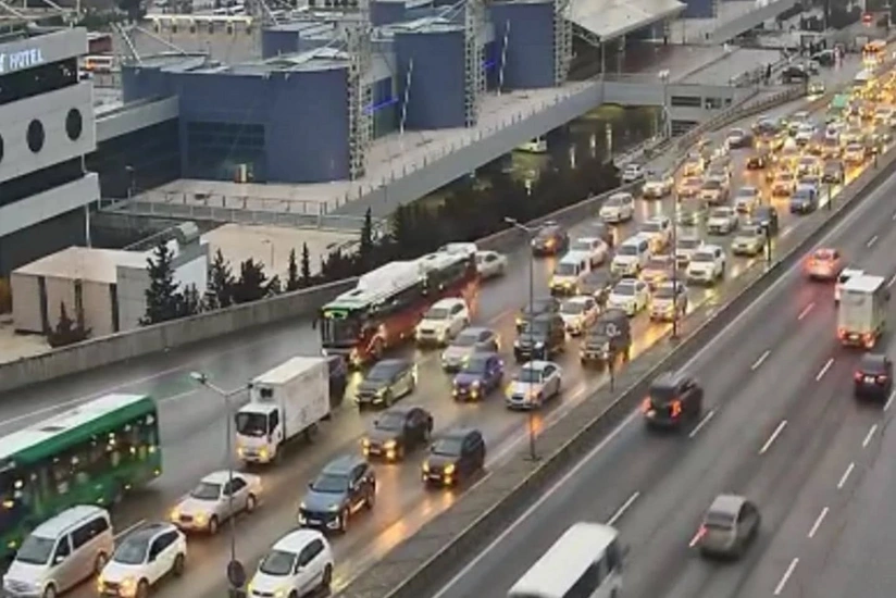 Bakının bir sıra yollarında nəqliyyatın hərəkətində problem yaranıb