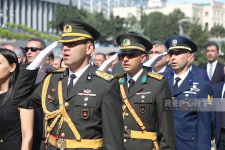 ​Zəfər Günü münasibəti ilə Bakıda Şəhidlər xiyabanı və Türk şəhidliyi ziyarət olunub