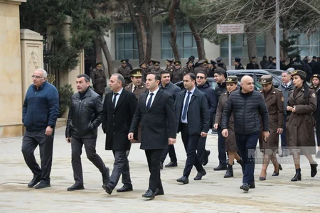 Azərbaycan xalqı Fəxri xiyabanda Ümummilli Liderin məzarını ziyarət edir