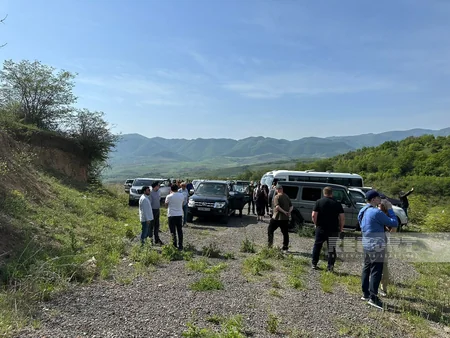 Famous travelers visit Azykh cave