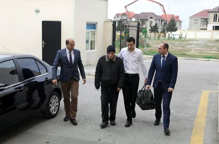 Küçədə qalan Bakı sakini sığınacağa yerləşdirildi - FOTO