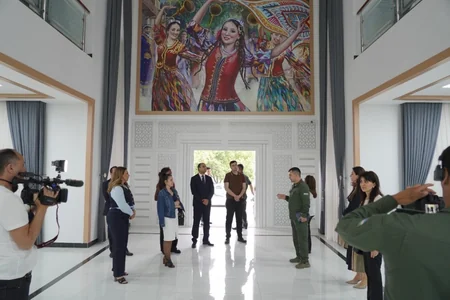 Azerbaijani journalists familiarize themselves with work of press service of Uzbek Defense Ministry