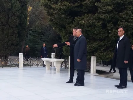 Mövlud Çavuşoğlu Fəxri xiyabanı və Şəhidlər xiyabanını ziyarət edib - FOTO