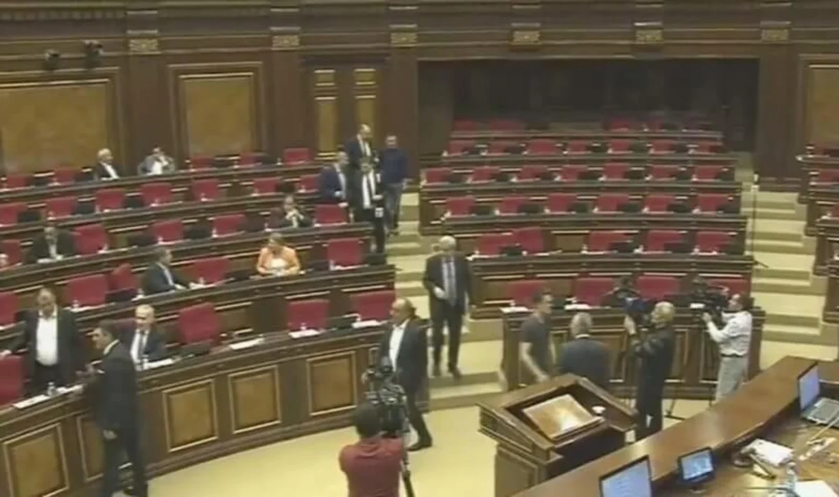 Парламент Армении не смог начать работу из-за отсутствия кворума