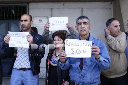 ​Müsavatın bir qrup üzvü partiya qərargahı qarşısında etiraz aksiyası keçirib - FOTO