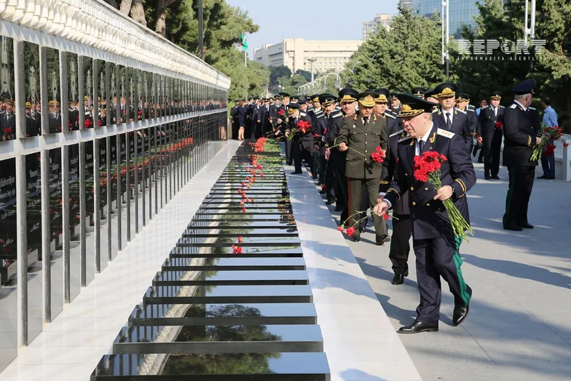 Prokurorluq işçiləri Fəxri və Şəhidlər xiyabanlarını ziyarət ediblər - FOTO