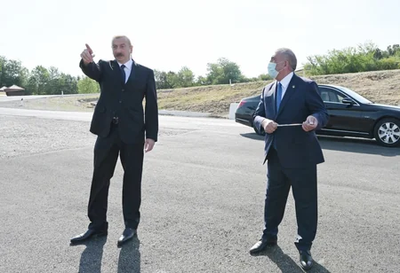 Prezident avtomobil yolunun yenidən qurulması layihəsi ilə tanış olub