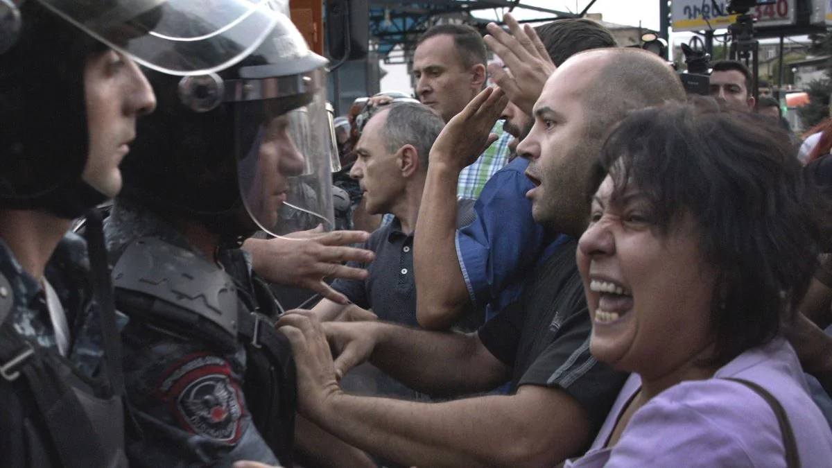 Ermənistanda maskaya görə polis-vətəndaş toqquşması olub