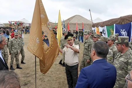 Hərbiyyə - 2019 hərbi-vətənpərvərlik düşərgəsində Azərbaycanın tarixi bayraqlarının sərgisi açılıb
