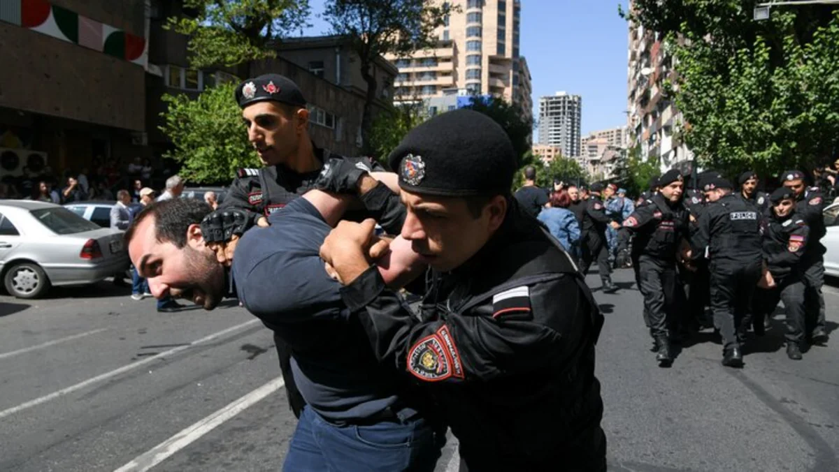 В центре Еревана полиция задержала девять человек