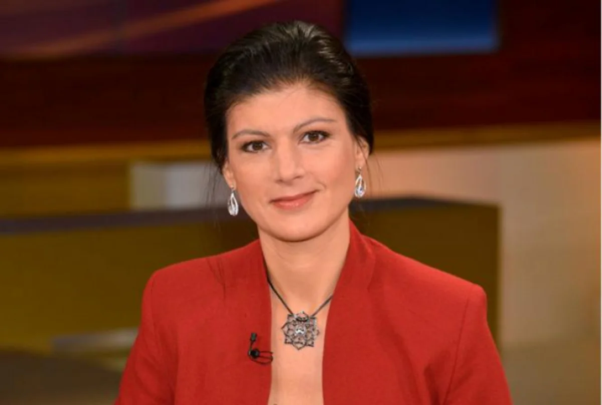 German opposition leader attacked with cake over migrants - VIDEO