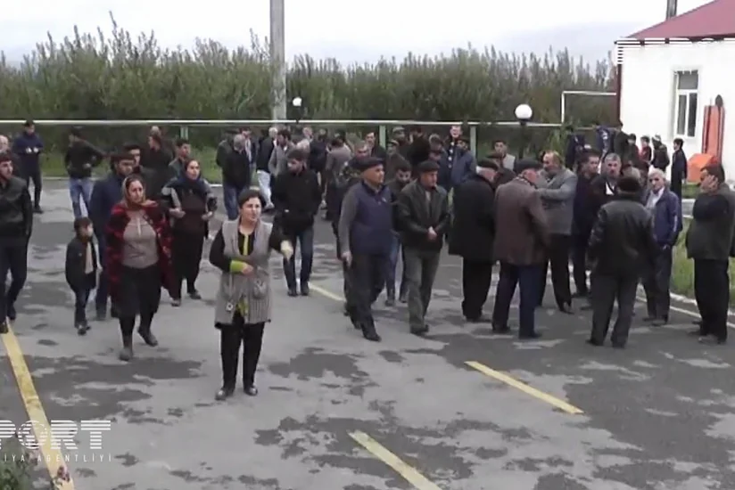 В Хачмазе прошла акция в знак протеста совершенным директором школы действиям сексуального характера в отношении ученицы 6-го класса - ВИДЕОРЕПОРТАЖ