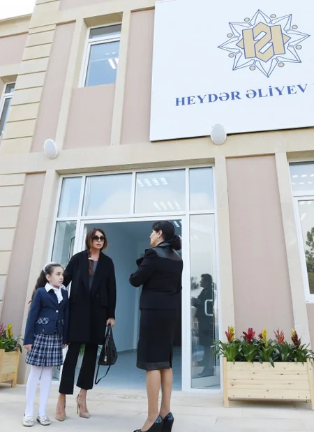Azərbaycanın birinci xanımı Şüvəlanda körpələr evi-uşaq bağçasının açılışında iştirak edib