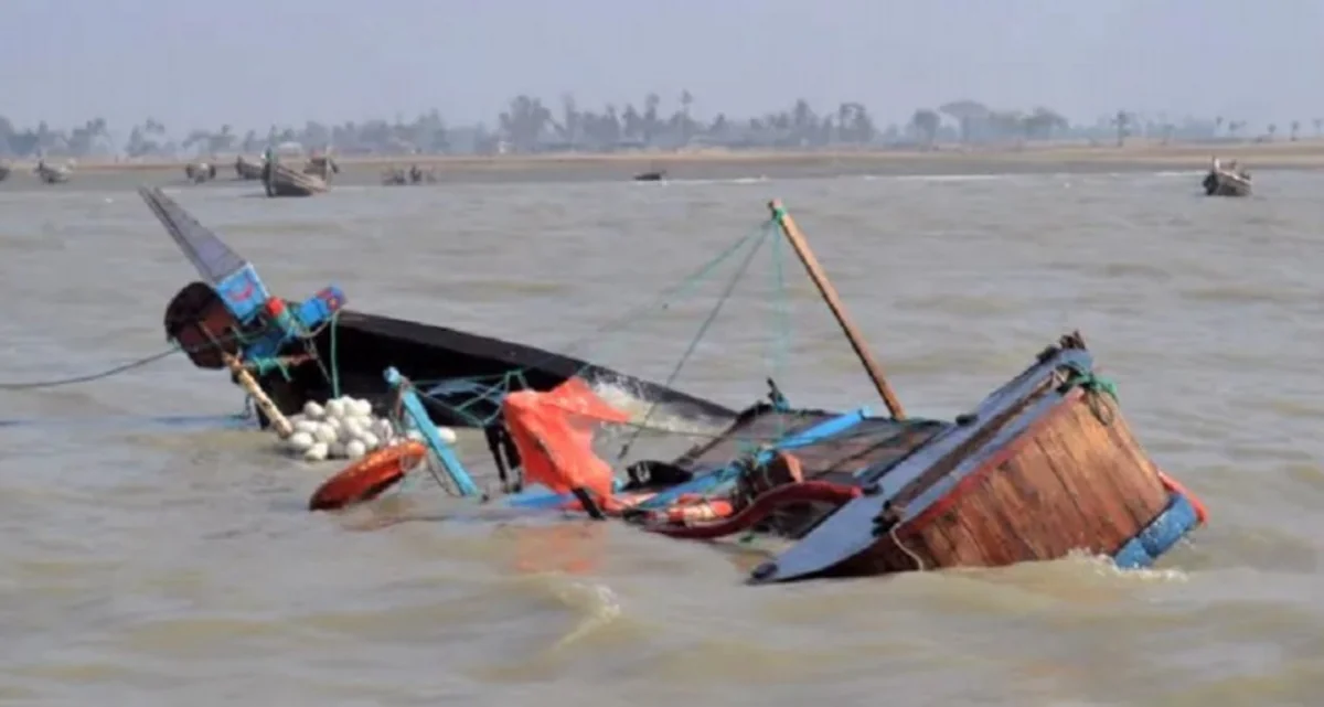 Nigeriyada gəmi iki yerə bölünüb, 10 nəfər ölüb