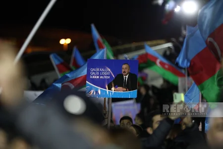 Bakıda Heydər Əliyev Mərkəzinin qarşısında xalq seçkinin ilkin nəticələrini izdihamla qeyd edir