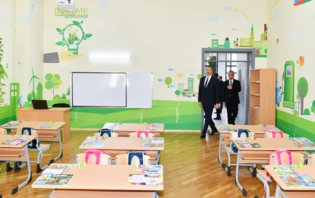 Prezident Bakıda yeni inşa edilən məktəb kompleksində yaradılan şəraitlə tanış olub