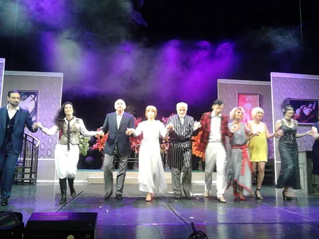 Rus Dram Teatrında Blisslər ailəsi eksentrik komediyasının premyerası olub