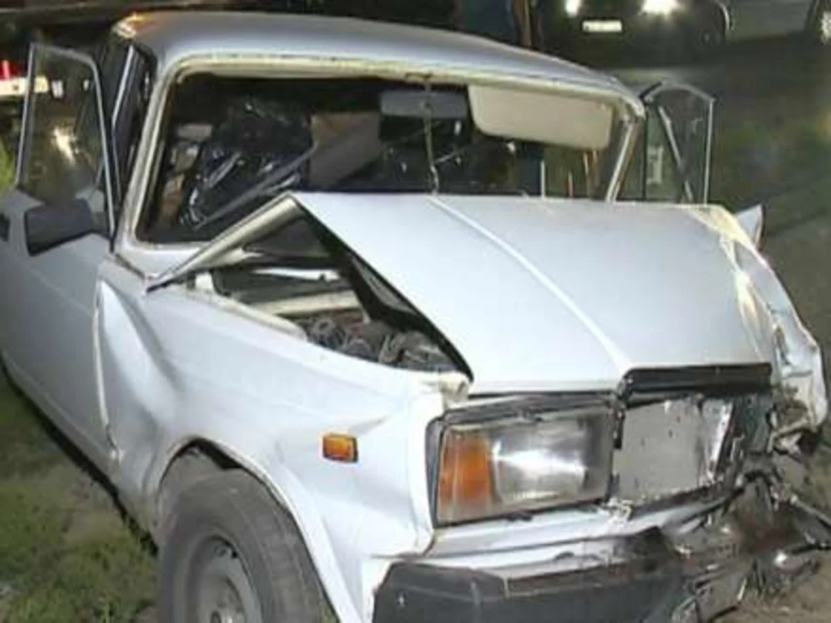 ​İmişlidə avtomobil elektrik dirəyinə çırpılıb, sürücü xəsarət alıb