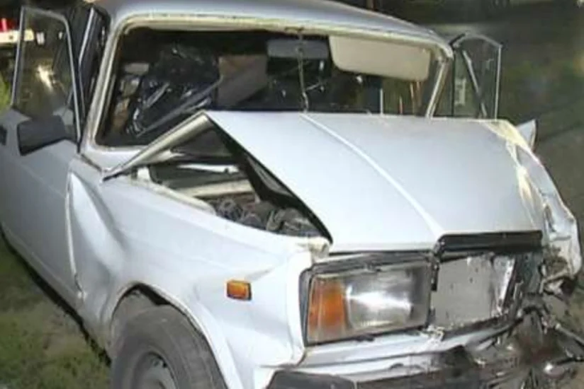 ​İmişlidə avtomobil elektrik dirəyinə çırpılıb, sürücü xəsarət alıb