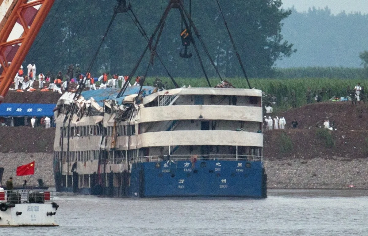 China: death toll of ship crash victims reaches 396