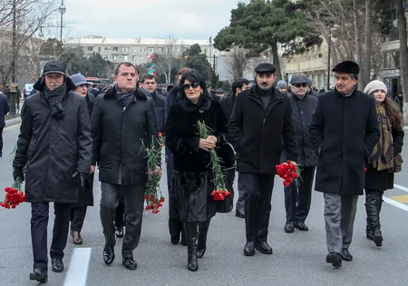​Təhsil işçiləri Şəhidlər xiyabanını ziyarət edib