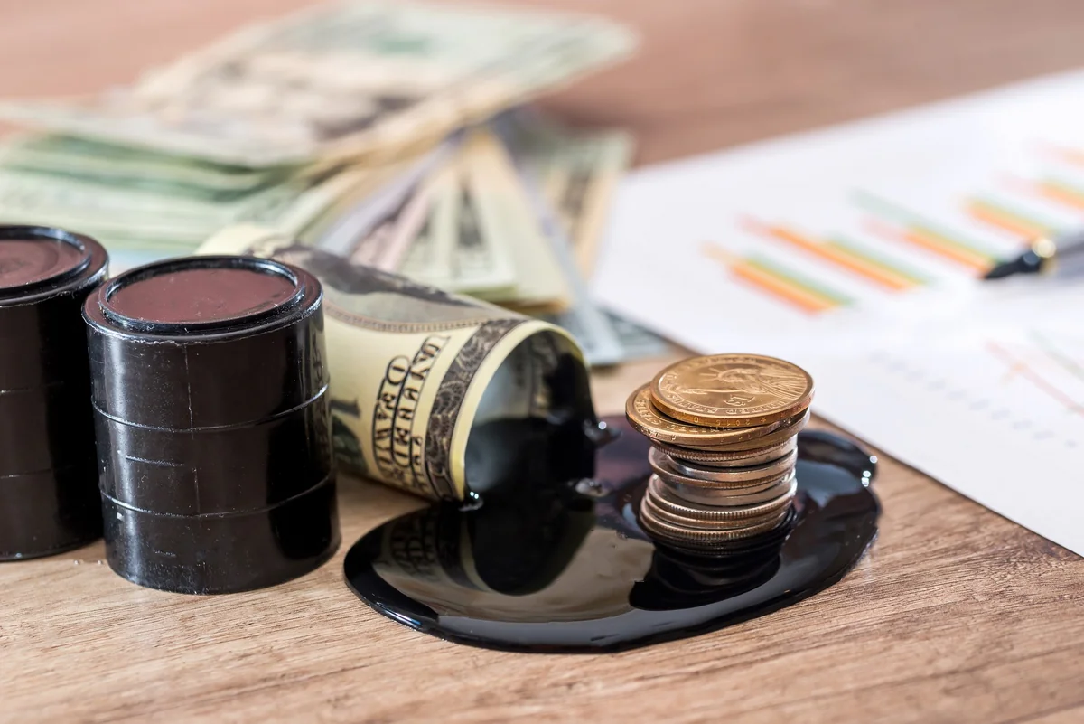 Azerbaijani oil price drops slightly