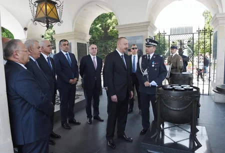 Prezident İlham Əliyev Varşavada “Naməlum əsgər” abidəsini ziyarət edib