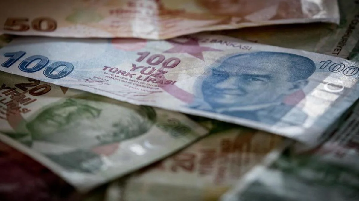 Turkish lira drops to new record low against dollar