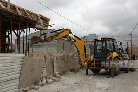 Xəzər rayonunda qanunsuz tikilən qeyri-yaşayış obyektləri sökülüb