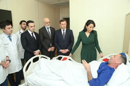 Омбудсмен Азербайджана навестила пострадавших при крушении самолета AZAL