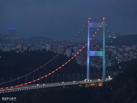 İstanbulun məşhur asma körpüsü Azərbaycan bayrağının rəngləri ilə işıqlanıb - FOTO - VİDEO