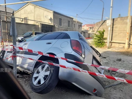 Azəriqazın qazıntı apardığı əraziyə avtomobil aşıb