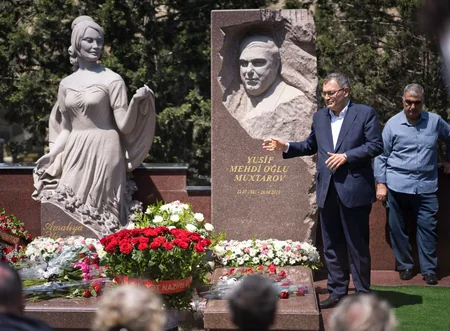 Xalq artisti Amaliya Pənahovanın məzarı ziyarət olunub