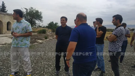 Xaricdə təhsil almış məzunlar Ağdam Dövlət Dram Teatrının qarşısında milli musiqilərimizi ifa ediblər