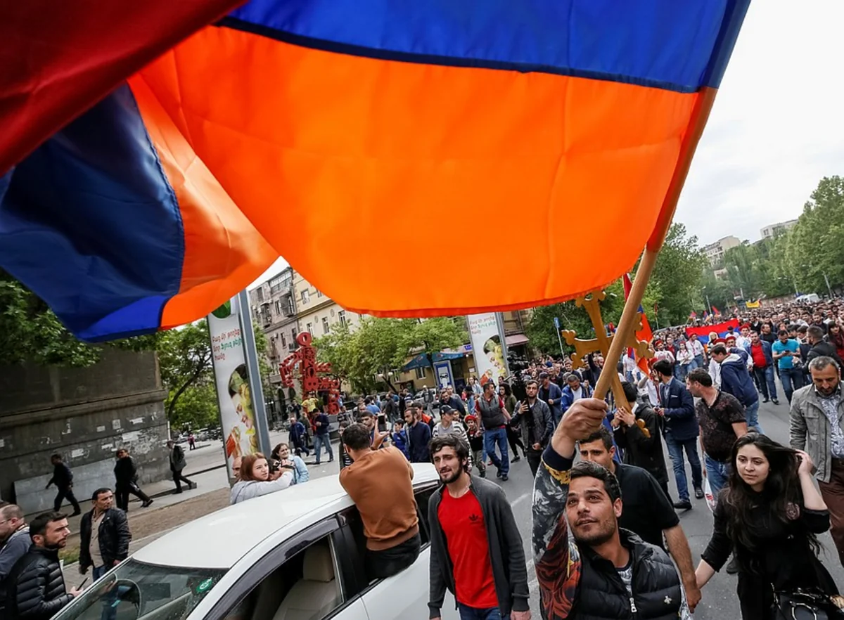 Ermənistan Baş Prokurorluğuna girişi bağlayan etirazçılar baş prokurorun istefasını tələb edirlər
