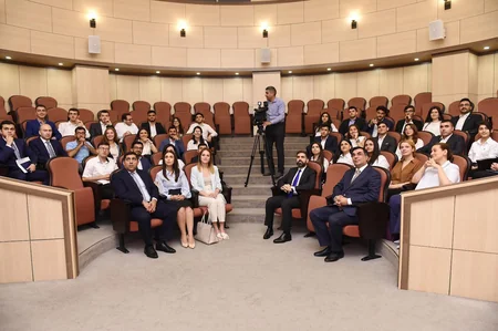 Rövşən Nəcəf SOCAR-a işə qəbul olunan BANM-ın 31 məzunu ilə görüşüb