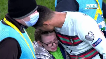 Маленькая девочка прорвалась на поле, чтобы обнять Роналду