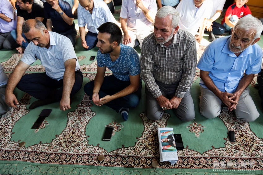 Azərbaycan məscidlərində Qurban bayramı namazı qılınıb - FOTOREPORTAJ - YENİLƏNİB