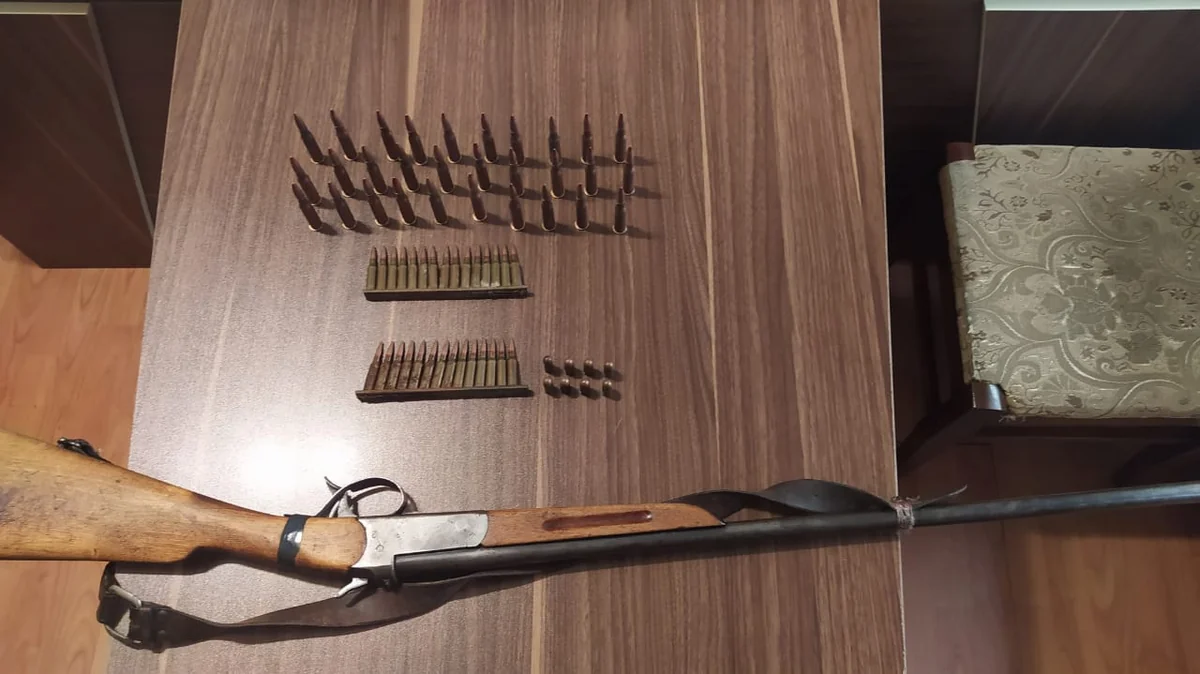 Şəki sakini odlu silahı və 67 patronu polisə təhvil verib