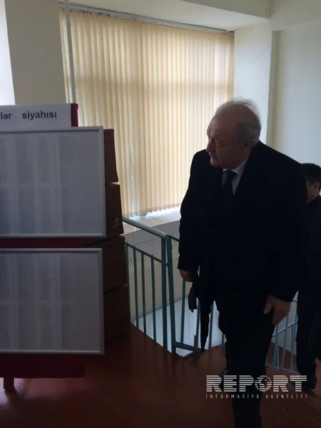 Azərbaycanın keçmiş prezidenti parlament seçkilərində səs verib - FOTO
