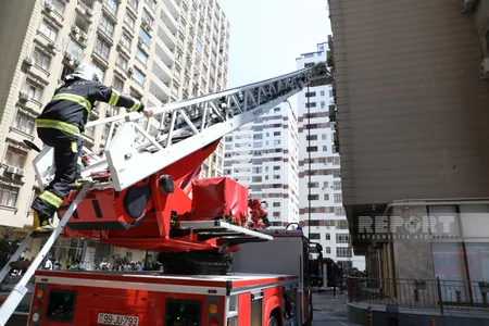 Bakıda çoxmərtəbəli binada yanğın olub, 8 nəfər təxliyə edilib - YENİLƏNİB