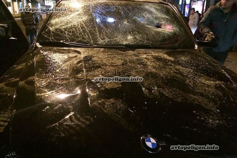 ​В центре Одессы неизвестные разбили «BMW X5» и похитили азербайджанцев