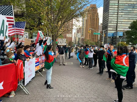 BMT-nin binası qarşısında Gəncə hadisələri ilə bağlı aksiya keçirilir