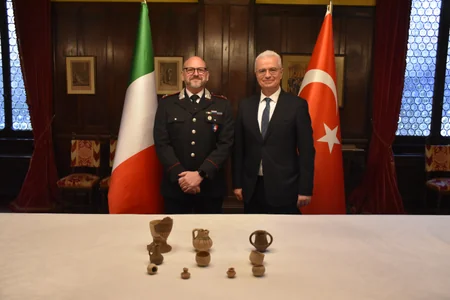 Türkiyədən İtaliyaya qaçırılmış 10 qədim eksponat geri qaytarılıb
