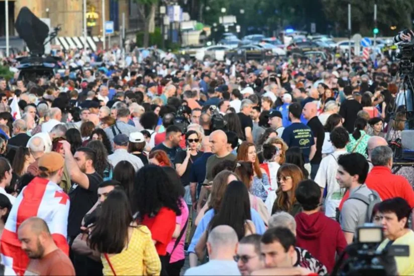 Gürcüstanda aksiyaçılar “Xarici təsirin şəffaflığı haqqında” qanun layihəsinə etiraz üçün meydana toplaşırlar