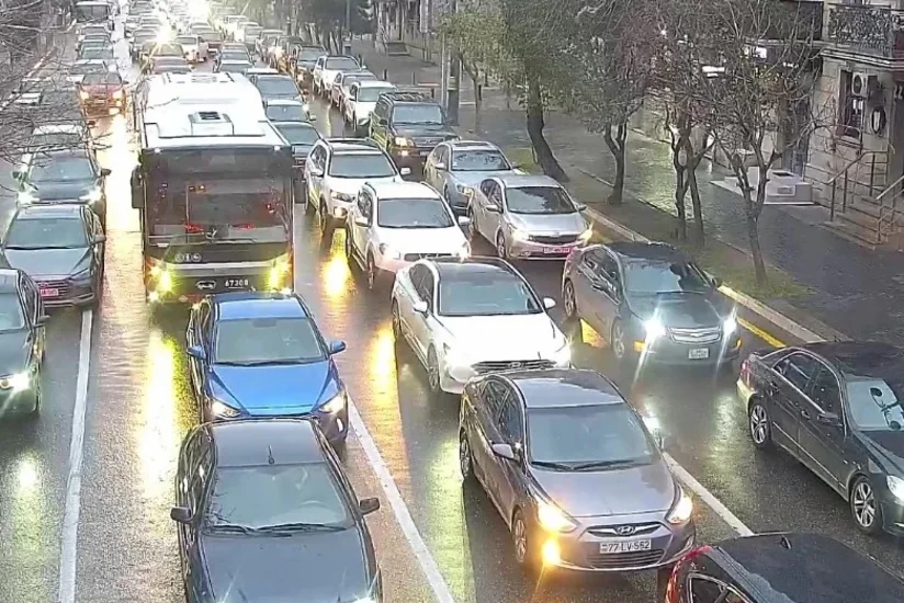 Bakının bir sıra yollarında sıxlıq müşahidə olunur - SİYAHI