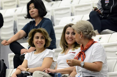 Bakıda məğlub tailandlı qızlar qalib ukraynalıların bayrağı rəngində bant taxıblar